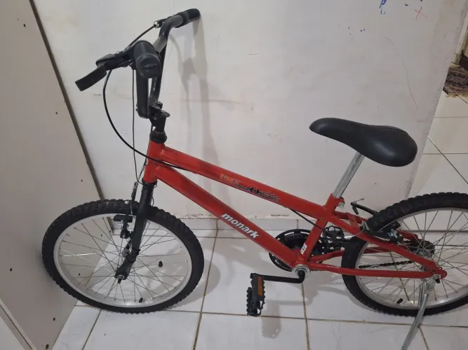 Bicicleta BMX monark aro 20, com velocímetro e apoiador