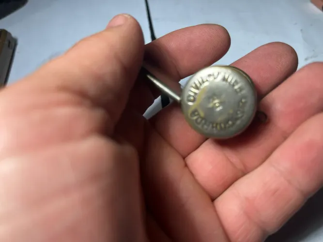 apito de metal colecionável, provavelmente um modelo antigo. inscrições "100 RDA"