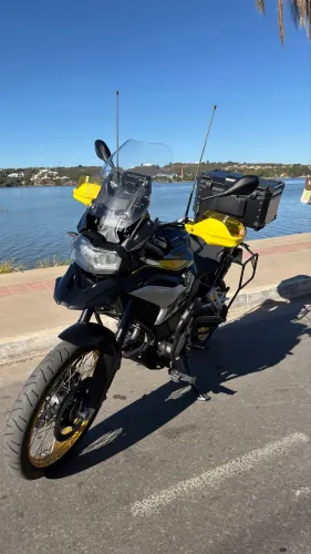 GS F850 Preta e amarela especial 40 anos