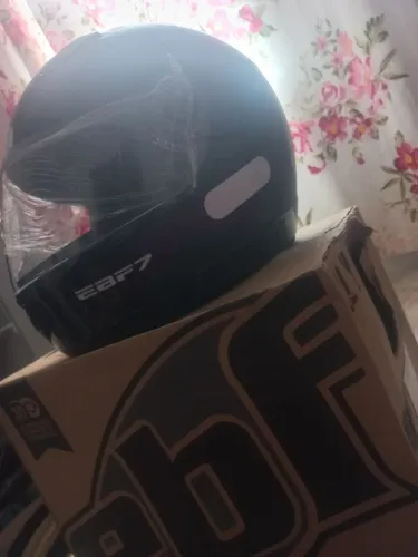 Capacete ebf 7 , na caixa e nunca usado.