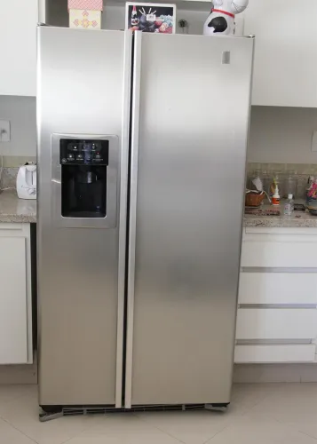 Geladeira com defeito GE 