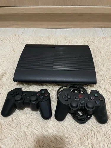 PS3 Super Slim com 2 controles e vários jogos