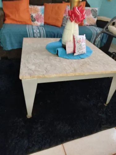Vendo mesa de centro com pé de ferro e mármore. Não entrego 