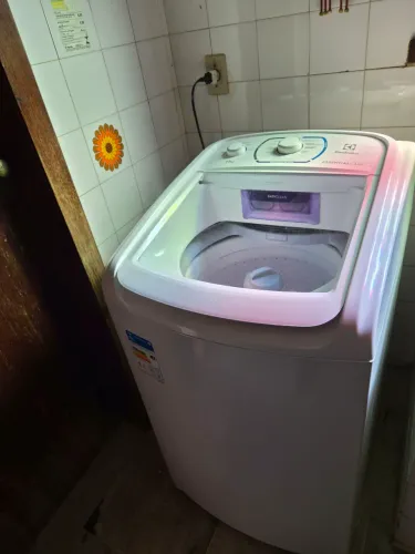 LAVADORA DE ROUPA SEMI NOVA. 1 ANO DE POUCO USO. PERFEITA E SEM NENHUM ARRANHAO OU MARCA