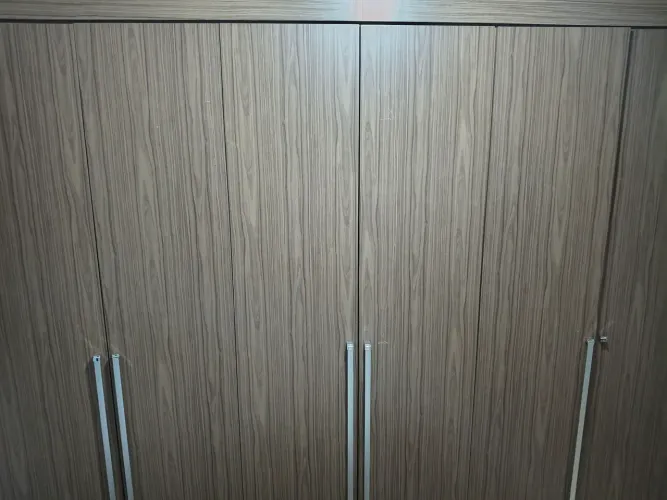 Guarda-roupa, mesa aparador.
