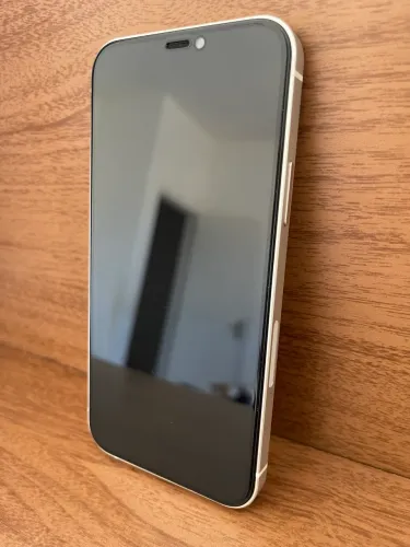 iPhone 12 sem marcas de uso praticamente