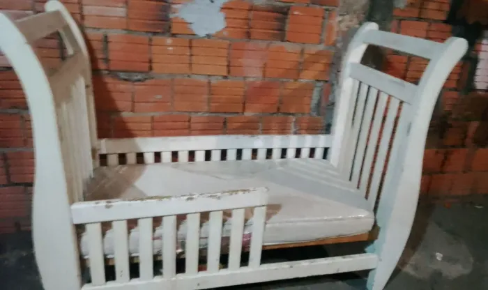 Vendo este berço, com o colchão . Obs: só a cor que está  saindo. Meu contato *