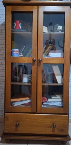Cristaleira / Biblioteca em Madeira Maciça com Portas de Vidro