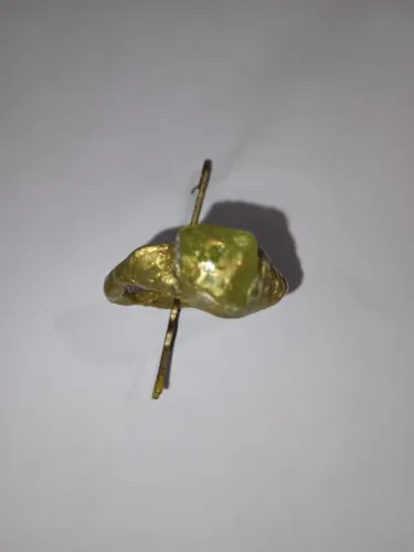 Anel artesanato com cristal.