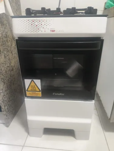 Vendo lindo Fogão 4 bocas esmaltec com 01 mês de uso, e com nota fiscal, motivo viagem