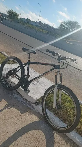 Vendo Bicicleta VENZO aro 26 de marcha toda de alumínio jantes VMAX freios a disco