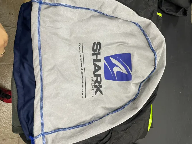 uma capa de proteção de tecido da marca Shark Helmets