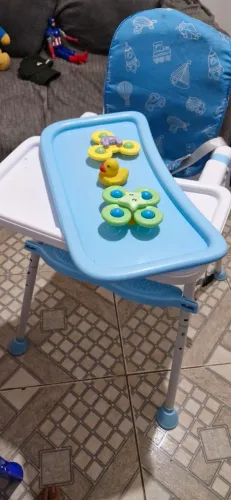 Cadeirinha de alimentação para bebê menino