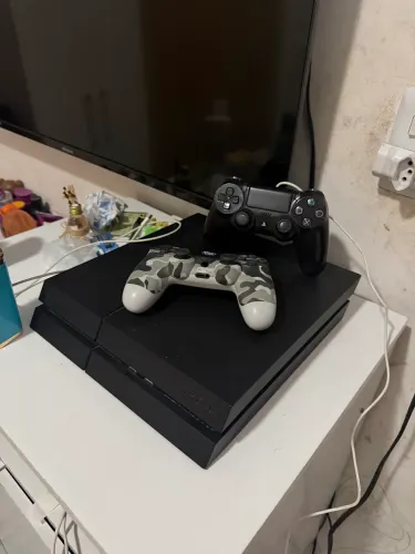 PS4 disponível pra venda! Funcionando tudo perfeitamente com 2 controles