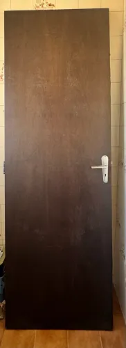 Porta de madeira com todos os acessórios