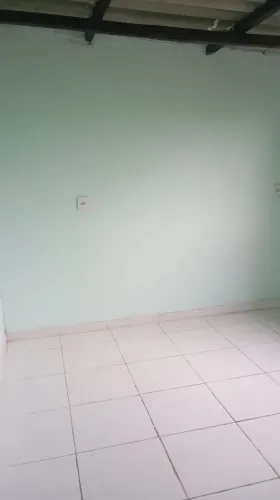 Aluga-se um apê de dois quartos