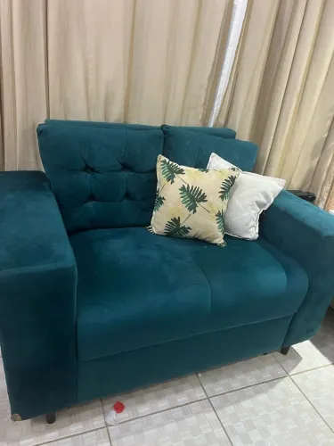 Sofá seme novo com uma pequena avaria na parte de deixo 