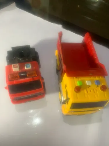 Dois caminhões de brinquedo tipo basculante,