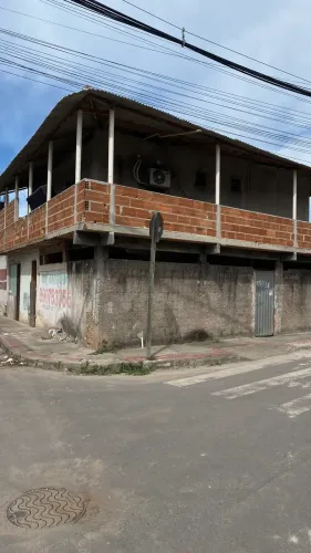 Vendo esta casa aceito carro parte pagamento 