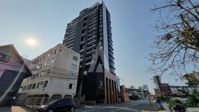 Apartamento semi mobiliado com 02 quarto, sendo 01 suíte no centro de Joinville.