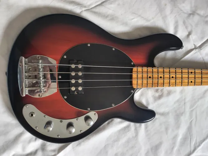 Baixo Michael Musicman 