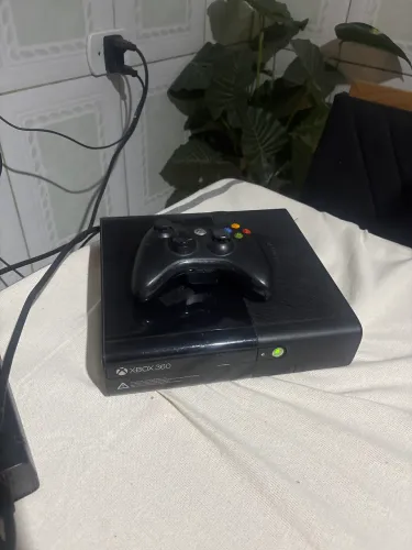 Xbox 360 com um controle funcionando perfeitamente e com dois jogos 