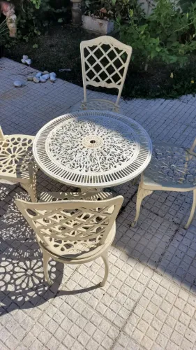 Jogo de mesa com quatro cadeiras de jardim