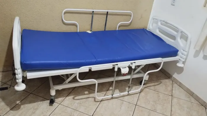 Cama hospitalar 3 manivelas mais dois colchões 