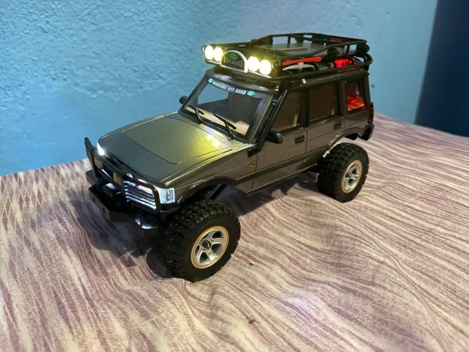 Carrinho de controle remoto offroad jxc 4x4 escala 1/18