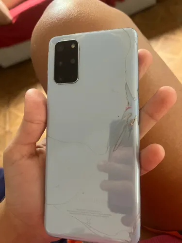 Celular s20, tá com o display ruim e a traseira caindo fora isso tá bom