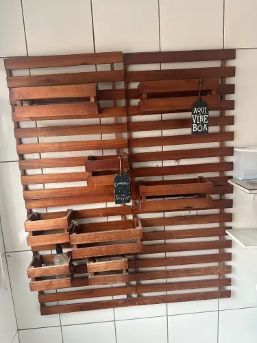 Painel de Madeira Decorativo com Nichos - Estilo Jardim Vertical