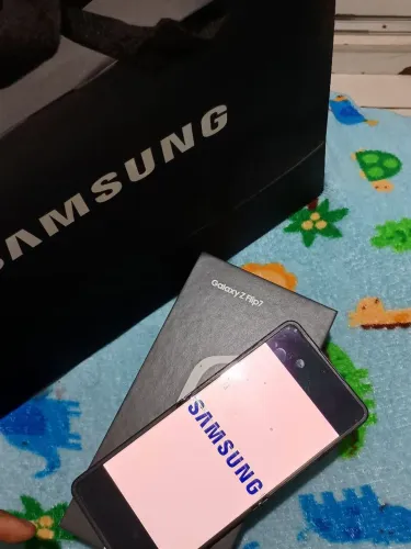 SAMSUNG GALAXY Z FLIP 7 - 256GB (aberto a negociação)