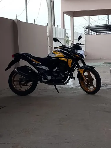 Cb300 zerada, motor ta zero só pegar e andar, esplanada e sem multas,pra vender.