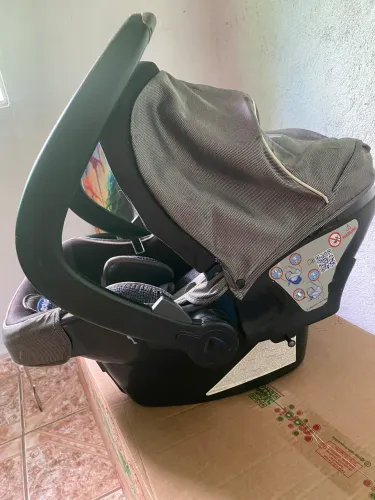 Carinho e bebê conforto