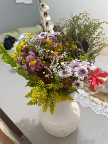 Vaso Decorativo Vintage em Cerâmica/Louça Branca com Relevo Floral
