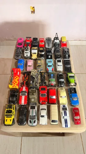 ? COLEÇÃO COM 39 CARRINHOS MINIATURAS ESCALA 1:36 ?