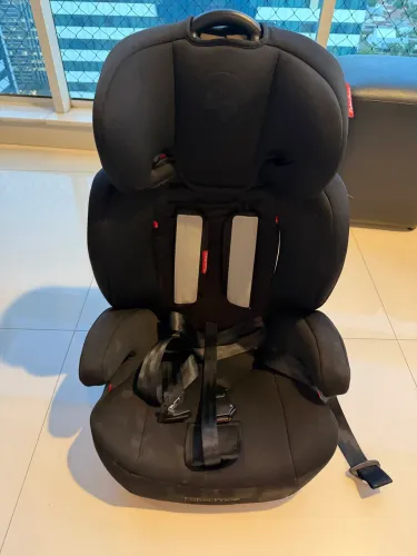 Cadeirinha e booster para carro infantil