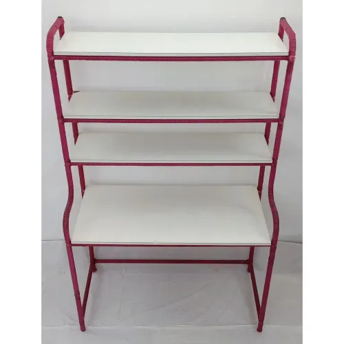 Estante de tábuas de madeira revestidas com laminado impermeável. Espaçosa e resistente.