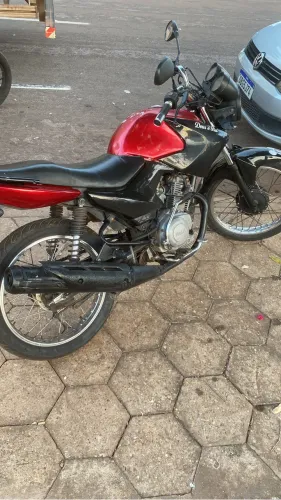 a moto tá boa motor novo só tem uns arranhão no tanque só transferir