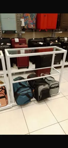 Balcão expositor com vidros
