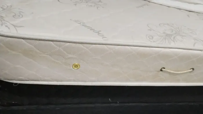 Colchão de solteiro com cama box 250 reais semi novo