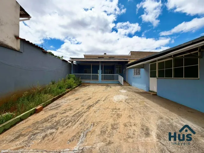 Casa térrea com excelente espaço externo no Santa Mônica!