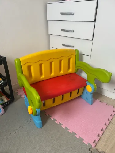 Mesinha infantil que vira banco 