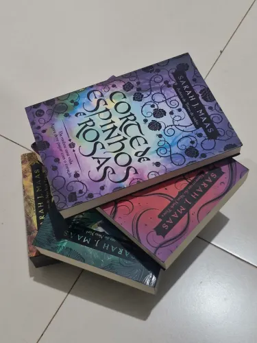Coleção Completa Corte de Espinhos e Rosas - Sarah J. Maas (5 livros)