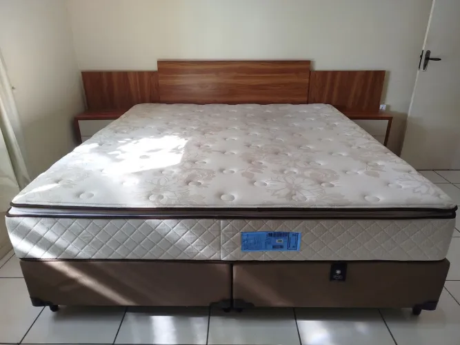 Cama king size com cabeceira 