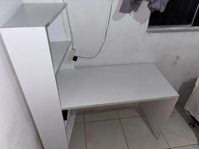     Mesa de Estudos Completa - Espaçosa e Resistente