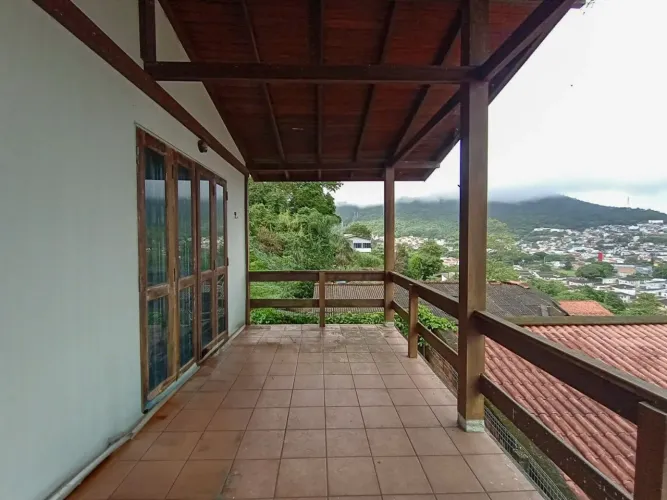 Casa encantadora 05 quartos (01 suíte) com vista panorâmica, no Monte Verde, Florianópolis