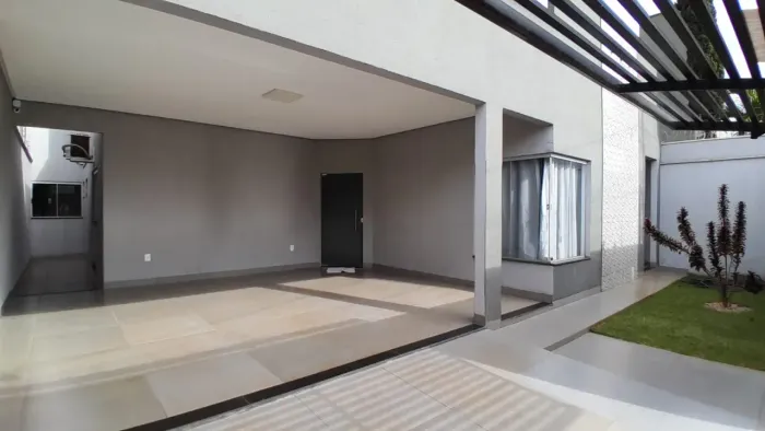 Casa à venda com amplo espaço, ótima localização, 4 quartos, churrasqueira e armários em R