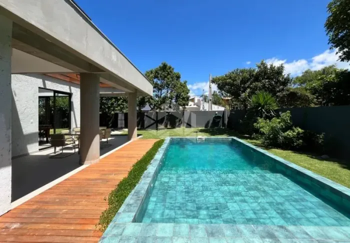 Casa de Alto Padrão para alugar Semimobiliada 6 Quartos (Suítes), Edícula e 512m² no Campe
