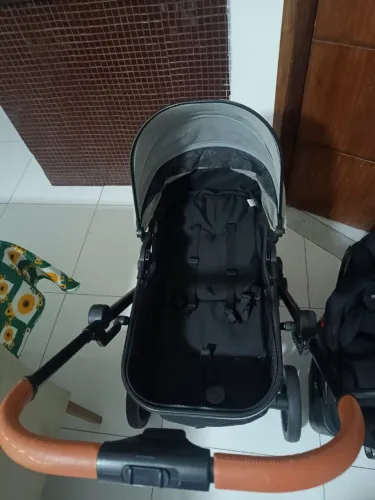 Carrinho de bebê e bebê conforto 